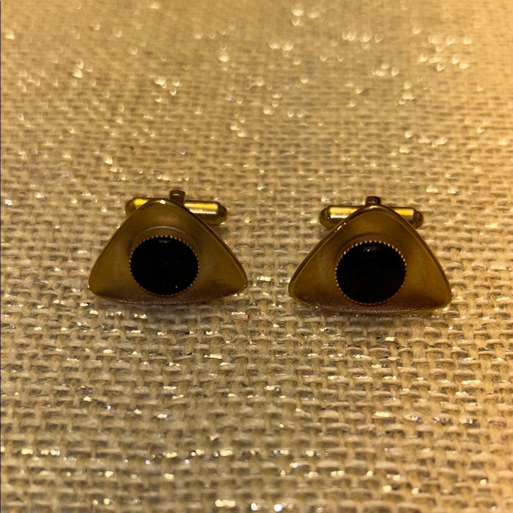 Vintage Art Deco Triangular Goldtone with Face Etched on Black Onyx